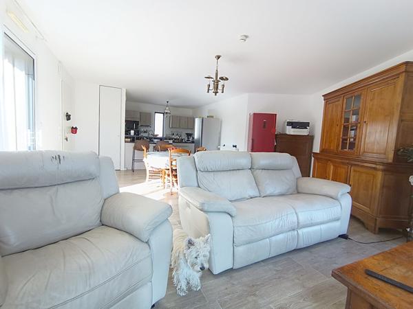 Appartement  à vendre de 80 m2 avec une terrasse de 40 m2 au dernier étage d'une copropriété récente.
