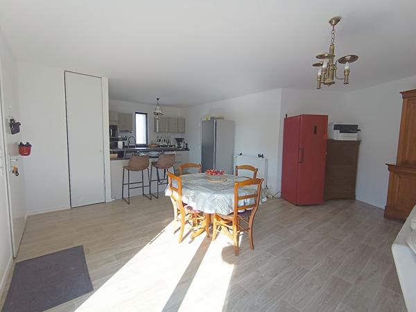 Appartement  à vendre de 80 m2 avec une terrasse de 40 m2 au dernier étage d'une copropriété récente.