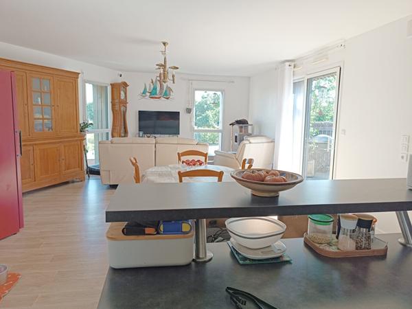 Appartement  à vendre de 80 m2 avec une terrasse de 40 m2 au dernier étage d'une copropriété récente.