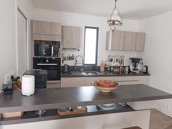 Appartement  à vendre de 80 m2 avec une terrasse de 40 m2 au dernier étage d'une copropriété récente.