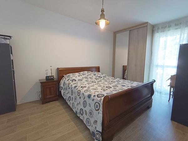 Appartement  à vendre de 80 m2 avec une terrasse de 40 m2 au dernier étage d'une copropriété récente.