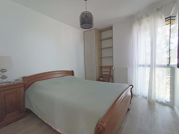 Appartement  à vendre de 80 m2 avec une terrasse de 40 m2 au dernier étage d'une copropriété récente.