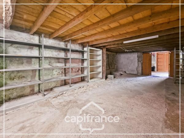Maison en pierre à rénover, dépendances, terrain 5000m² avec puit, sans vis à vis