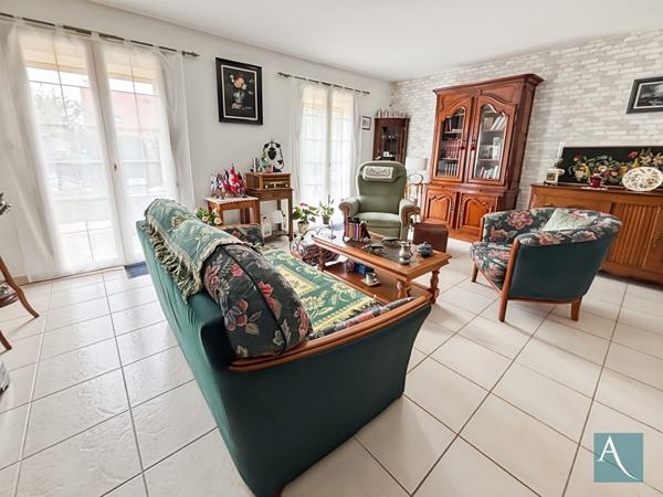 Maison de plain-pied à vendre à Breuillet , 3 chambres , jardin , au calme