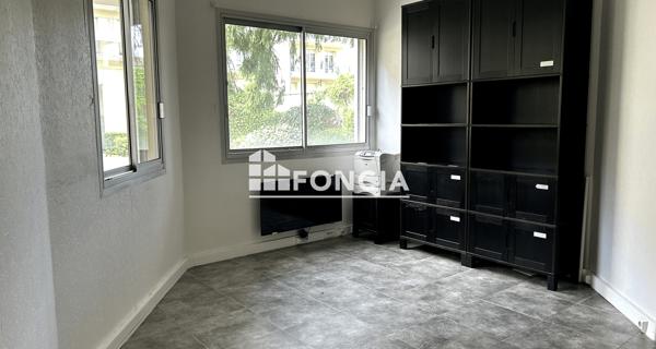 À vendre Local commercial 69.63 m² - Versailles 78000