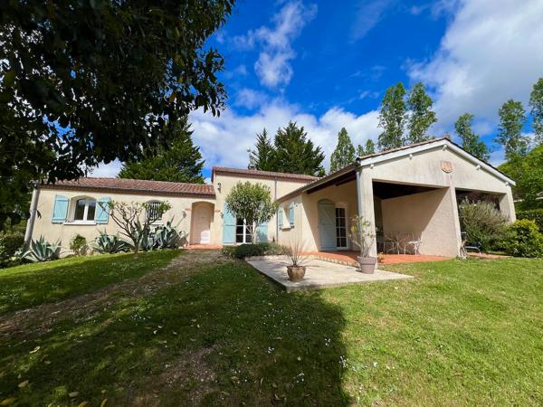 Maison provençale 121 m² avec vue exceptionnelle, secteur PUJOLS (47) Située dans un environnement campagne privilégié sur le secteur recherché de Pujols, découvrez cette charmante maison de type provençal d'environ 121 m², implantée sur un beau terrain , Pujols