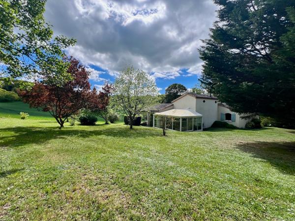 Maison provençale 121 m² avec vue exceptionnelle, secteur PUJOLS (47) Située dans un environnement campagne privilégié sur le secteur recherché de Pujols, découvrez cette charmante maison de type provençal d'environ 121 m², implantée sur un beau terrain , Pujols