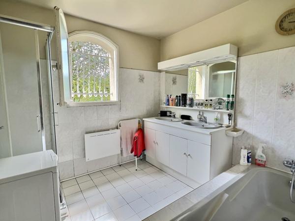 Maison provençale 121 m² avec vue exceptionnelle, secteur PUJOLS (47) Située dans un environnement campagne privilégié sur le secteur recherché de Pujols, découvrez cette charmante maison de type provençal d'environ 121 m², implantée sur un beau terrain , Pujols