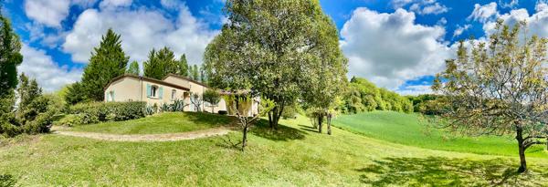 Maison provençale 121 m² avec vue exceptionnelle, secteur PUJOLS (47) Située dans un environnement campagne privilégié sur le secteur recherché de Pujols, découvrez cette charmante maison de type provençal d'environ 121 m², implantée sur un beau terrain , Pujols