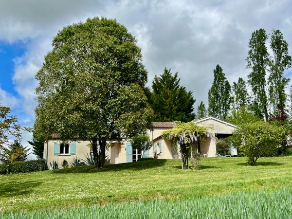Maison provençale 121 m² avec vue exceptionnelle, secteur PUJOLS (47) Située dans un environnement campagne privilégié sur le secteur recherché de Pujols, découvrez cette charmante maison de type provençal d'environ 121 m², implantée sur un beau terrain , Pujols