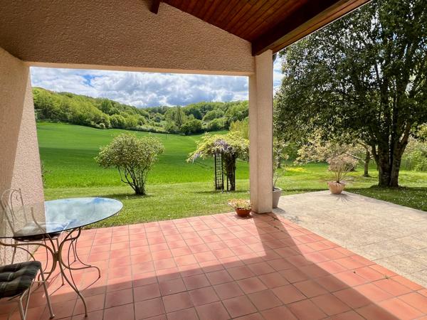 Maison provençale 121 m² avec vue exceptionnelle, secteur PUJOLS (47) Située dans un environnement campagne privilégié sur le secteur recherché de Pujols, découvrez cette charmante maison de type provençal d'environ 121 m², implantée sur un beau terrain , Pujols