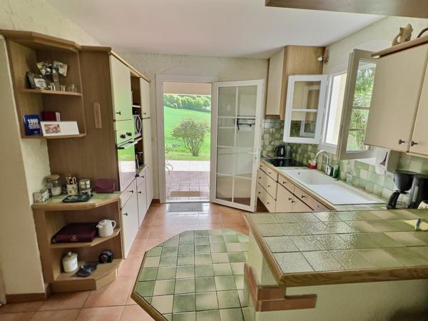 Maison provençale 121 m² avec vue exceptionnelle, secteur PUJOLS (47) Située dans un environnement campagne privilégié sur le secteur recherché de Pujols, découvrez cette charmante maison de type provençal d'environ 121 m², implantée sur un beau terrain , Pujols