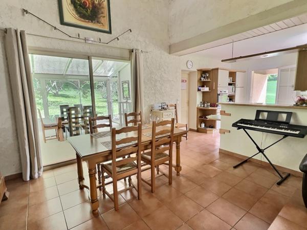 Maison provençale 121 m² avec vue exceptionnelle, secteur PUJOLS (47) Située dans un environnement campagne privilégié sur le secteur recherché de Pujols, découvrez cette charmante maison de type provençal d'environ 121 m², implantée sur un beau terrain , Pujols