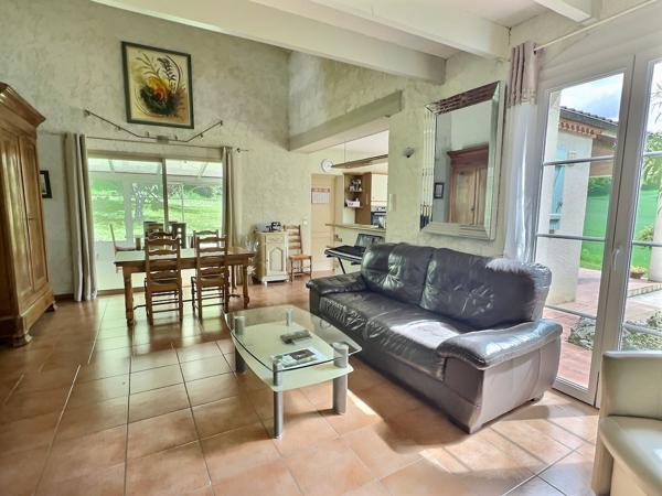 Maison provençale 121 m² avec vue exceptionnelle, secteur PUJOLS (47) Située dans un environnement campagne privilégié sur le secteur recherché de Pujols, découvrez cette charmante maison de type provençal d'environ 121 m², implantée sur un beau terrain , Pujols