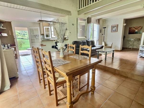 Maison provençale 121 m² avec vue exceptionnelle, secteur PUJOLS (47) Située dans un environnement campagne privilégié sur le secteur recherché de Pujols, découvrez cette charmante maison de type provençal d'environ 121 m², implantée sur un beau terrain , Pujols