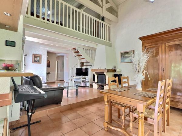 Maison provençale 121 m² avec vue exceptionnelle, secteur PUJOLS (47) Située dans un environnement campagne privilégié sur le secteur recherché de Pujols, découvrez cette charmante maison de type provençal d'environ 121 m², implantée sur un beau terrain , Pujols