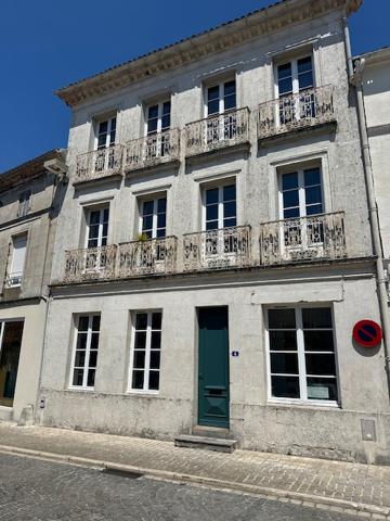 Cozes (17120) 

belle maison bourgeoise de ville