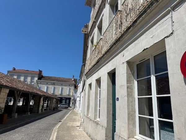 Cozes (17120) 

belle maison bourgeoise de ville