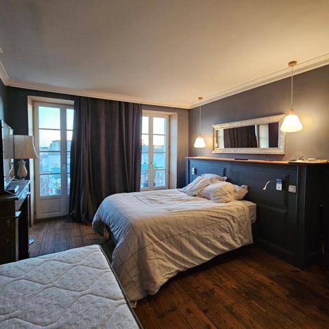 Cozes (17120) 

belle maison bourgeoise de ville