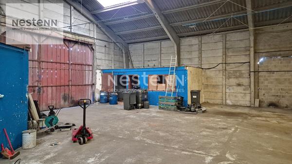 Investisseurs ou professionnel : Garage, Hangar, bureau, Secteur de DESVRES 480 m2 ( hauteur de 5m20 à 8m20)  + 80m2 de bureaux+ Terrain constructible+ un appartement T4 de 90m2 loué 700 euros