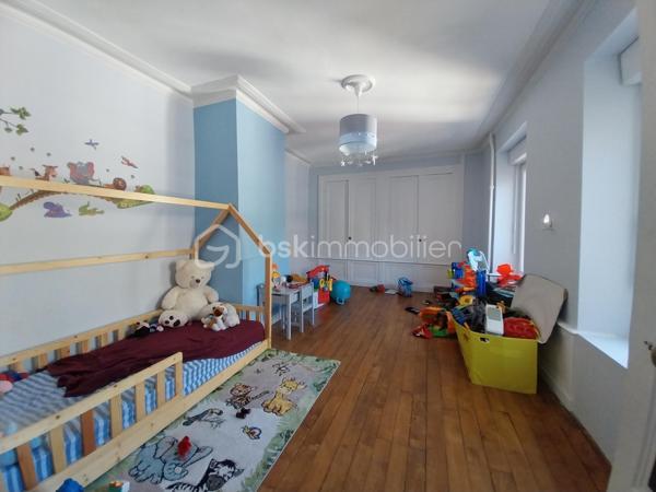 Belle demeure d’environ 156 m² habitables, sur un terrain de 265 m², idéalement située  à proximité des commerces, écoles et services à seulement 1h du Mont St Michel et 40mn de Laval.
Entièrement rénovée avec des matériaux de qualité, cette propriété allie le charme de l’ancien au confort moderne, notamment grâce à son système de chauffage par pompe à chaleur.
Au rez-de-chaussée :
    • Un salon chaleureux
    • Une salle à manger
    • Une cuisine aménagée donnant directement accès à une superbe terrasse sans vis-à-vis, un lieu privilégié pour profiter des beaux jours.
À l’étage :
    • Deux grandes chambres
    • Un dressing/bureau
    • Une salle de bains
    • Un WC indépendant

Sous les combles, l’espace parfaitement aménagé comprend :
    • Deux chambres supplémentaires
    • Une salle de jeux/espace détente
    • Une salle d’eau - WC
Côté extérieur, se trouve une partie garage, des dépendances dont une pièce de 13m² à utiliser selon vos besoins.

Venez	découvrir	sans	tarder	cette	maison	pleine	de	charme,	spacieuse	et soigneusement rénovée, offrant de beaux volumes et plusieurs espaces de vie.