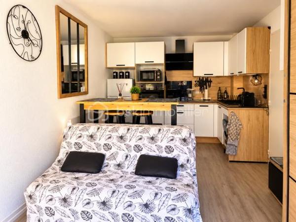 EN EXCLUSIVITE A PORT LEUCATE — LE PETIT COIN DE PARADIS QUI A TOUT POUR PLAIRE !

Vous cherchez un pied-à-terre clé en main au bord de la Méditerranée… ou un investissement qui a du potentiel ? Ne cherchez plus ! ☀️🌊

A deux pas du port, découvrez ce joli T2 entièrement rénové et meublé, situé dans une résidence sécurisée.

Vous profitez de sa terrasse, véritable prolongement de l’appartement, pour déjeuner dehors, prendre l’apéritif ou simplement savourer les douces soirées méditerranéennes. 🌴

Et pour les envies de plage ? 15 minutes à pied suffisent pour rejoindre le sable et la Méditerranée ! 🏖️

🚗 Place de parking

✨ T2 meublé et entièrement rénové

🌿 Belle terrasse

⚓ Port à quelques pas

🏖️ Plages à 15 min à pied

🔐 Résidence sécurisée

💰 Belle rentabilité locative

✨Bien proposé en exclusivité


📩 Une visite pourrait bien être le début d’un joli coup de cœur…
