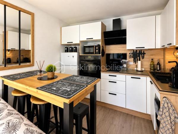 EN EXCLUSIVITE A PORT LEUCATE — LE PETIT COIN DE PARADIS QUI A TOUT POUR PLAIRE !

Vous cherchez un pied-à-terre clé en main au bord de la Méditerranée… ou un investissement qui a du potentiel ? Ne cherchez plus ! ☀️🌊

A deux pas du port, découvrez ce joli T2 entièrement rénové et meublé, situé dans une résidence sécurisée.

Vous profitez de sa terrasse, véritable prolongement de l’appartement, pour déjeuner dehors, prendre l’apéritif ou simplement savourer les douces soirées méditerranéennes. 🌴

Et pour les envies de plage ? 15 minutes à pied suffisent pour rejoindre le sable et la Méditerranée ! 🏖️

🚗 Place de parking

✨ T2 meublé et entièrement rénové

🌿 Belle terrasse

⚓ Port à quelques pas

🏖️ Plages à 15 min à pied

🔐 Résidence sécurisée

💰 Belle rentabilité locative

✨Bien proposé en exclusivité


📩 Une visite pourrait bien être le début d’un joli coup de cœur…