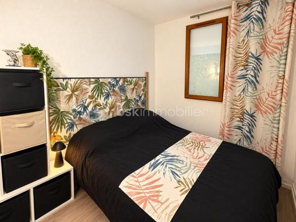 EN EXCLUSIVITE A PORT LEUCATE — LE PETIT COIN DE PARADIS QUI A TOUT POUR PLAIRE !

Vous cherchez un pied-à-terre clé en main au bord de la Méditerranée… ou un investissement qui a du potentiel ? Ne cherchez plus ! ☀️🌊

A deux pas du port, découvrez ce joli T2 entièrement rénové et meublé, situé dans une résidence sécurisée.

Vous profitez de sa terrasse, véritable prolongement de l’appartement, pour déjeuner dehors, prendre l’apéritif ou simplement savourer les douces soirées méditerranéennes. 🌴

Et pour les envies de plage ? 15 minutes à pied suffisent pour rejoindre le sable et la Méditerranée ! 🏖️

🚗 Place de parking

✨ T2 meublé et entièrement rénové

🌿 Belle terrasse

⚓ Port à quelques pas

🏖️ Plages à 15 min à pied

🔐 Résidence sécurisée

💰 Belle rentabilité locative

✨Bien proposé en exclusivité


📩 Une visite pourrait bien être le début d’un joli coup de cœur…