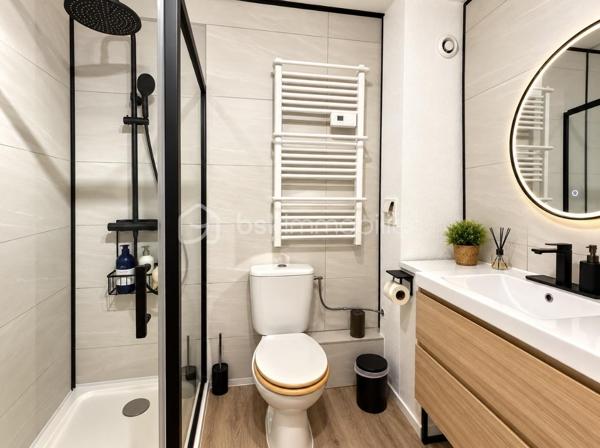 EN EXCLUSIVITE A PORT LEUCATE — LE PETIT COIN DE PARADIS QUI A TOUT POUR PLAIRE !

Vous cherchez un pied-à-terre clé en main au bord de la Méditerranée… ou un investissement qui a du potentiel ? Ne cherchez plus ! ☀️🌊

A deux pas du port, découvrez ce joli T2 entièrement rénové et meublé, situé dans une résidence sécurisée.

Vous profitez de sa terrasse, véritable prolongement de l’appartement, pour déjeuner dehors, prendre l’apéritif ou simplement savourer les douces soirées méditerranéennes. 🌴

Et pour les envies de plage ? 15 minutes à pied suffisent pour rejoindre le sable et la Méditerranée ! 🏖️

🚗 Place de parking

✨ T2 meublé et entièrement rénové

🌿 Belle terrasse

⚓ Port à quelques pas

🏖️ Plages à 15 min à pied

🔐 Résidence sécurisée

💰 Belle rentabilité locative

✨Bien proposé en exclusivité


📩 Une visite pourrait bien être le début d’un joli coup de cœur…