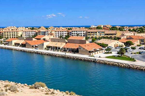 EN EXCLUSIVITE A PORT LEUCATE — LE PETIT COIN DE PARADIS QUI A TOUT POUR PLAIRE !

Vous cherchez un pied-à-terre clé en main au bord de la Méditerranée… ou un investissement qui a du potentiel ? Ne cherchez plus ! ☀️🌊

A deux pas du port, découvrez ce joli T2 entièrement rénové et meublé, situé dans une résidence sécurisée.

Vous profitez de sa terrasse, véritable prolongement de l’appartement, pour déjeuner dehors, prendre l’apéritif ou simplement savourer les douces soirées méditerranéennes. 🌴

Et pour les envies de plage ? 15 minutes à pied suffisent pour rejoindre le sable et la Méditerranée ! 🏖️

🚗 Place de parking

✨ T2 meublé et entièrement rénové

🌿 Belle terrasse

⚓ Port à quelques pas

🏖️ Plages à 15 min à pied

🔐 Résidence sécurisée

💰 Belle rentabilité locative

✨Bien proposé en exclusivité


📩 Une visite pourrait bien être le début d’un joli coup de cœur…