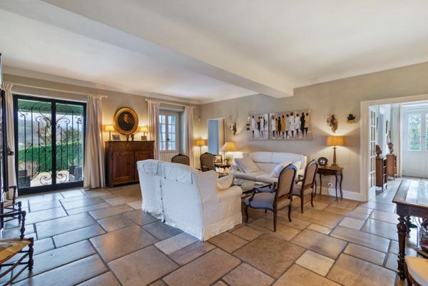 Maison à vendre 14 pièces (64)