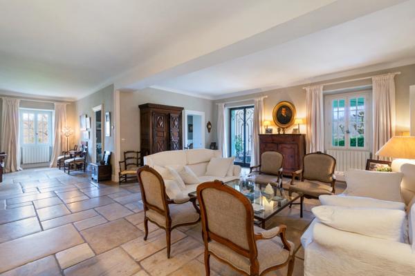 Maison à vendre 14 pièces (64)