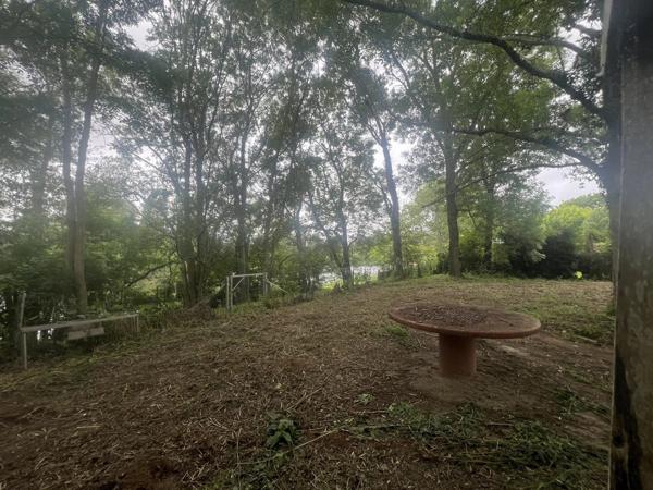 Vente                                                      Terrain
                        
                                         1100 m2                     à Valdivienne