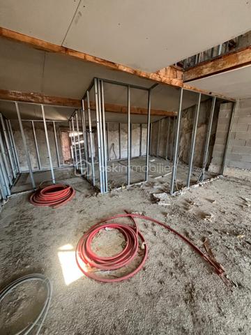 IMMEUBLE À RÉNOVER 
Situé au cœur du village de Saint-Hippolyte, cet immeuble de caractère élevé sur 3 niveaux offre un beau potentiel de rénovation. Idéal pour un projet de résidence principale, secondaire ou d’investissement locatif, il séduira les acquéreurs à la recherche d’un bien à personnaliser selon leurs envies.

Son emplacement central permet de profiter de la proximité immédiate des commerces, services et commodités du village. Après travaux, cet immeuble pourra révéler tout son potentiel et constituer un excellent investissement patrimonial.
Une belle opportunité pour les amateurs de rénovation et les investisseurs en quête d’un projet à forte valeur ajoutée.
N'hésitez pas a me contacter Muriel: 07.83.54.42.09