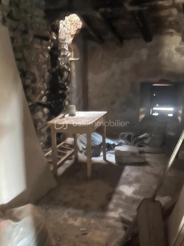 IMMEUBLE À RÉNOVER 
Situé au cœur du village de Saint-Hippolyte, cet immeuble de caractère élevé sur 3 niveaux offre un beau potentiel de rénovation. Idéal pour un projet de résidence principale, secondaire ou d’investissement locatif, il séduira les acquéreurs à la recherche d’un bien à personnaliser selon leurs envies.

Son emplacement central permet de profiter de la proximité immédiate des commerces, services et commodités du village. Après travaux, cet immeuble pourra révéler tout son potentiel et constituer un excellent investissement patrimonial.
Une belle opportunité pour les amateurs de rénovation et les investisseurs en quête d’un projet à forte valeur ajoutée.
N'hésitez pas a me contacter Muriel: 07.83.54.42.09