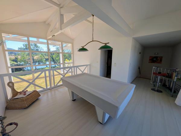 Maison d`architecte très proche de Villeneuve centre