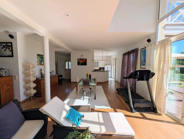 Maison d`architecte très proche de Villeneuve centre