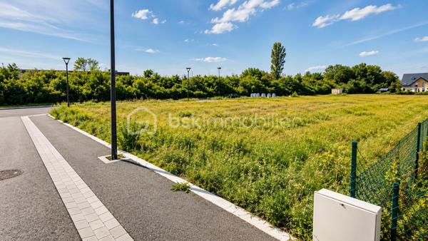 Découvrez ce beau terrain viabilisé de 6,46 ares situé à Houssen, dans un nouveau lotissement à taille humaine, offrant un environnement calme et agréable.

Idéalement situé à seulement 5 minutes de Colmar, ce terrain bénéficie d’un emplacement recherché, alliant tranquillité de la campagne et proximité immédiate de toutes les commodités : commerces, écoles, axes routiers et services.

Les atouts du bien :
✔ Terrain viabilisé
✔ Nouveau lotissement récent
✔ Environnement calme et résidentiel
✔ À 5 minutes de Colmar
✔ Proche de toutes commodités
✔ Cadre idéal pour concrétiser votre projet de construction

Une belle opportunité pour construire votre future maison dans un secteur prisé.

Pour plus d’informations ou organiser une visite, contactez-moi dès maintenant.