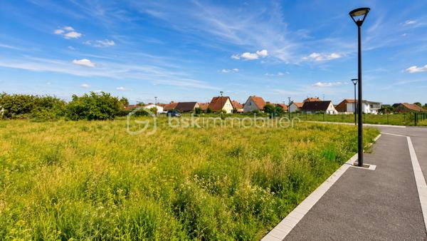 Découvrez ce beau terrain viabilisé de 6,46 ares situé à Houssen, dans un nouveau lotissement à taille humaine, offrant un environnement calme et agréable.

Idéalement situé à seulement 5 minutes de Colmar, ce terrain bénéficie d’un emplacement recherché, alliant tranquillité de la campagne et proximité immédiate de toutes les commodités : commerces, écoles, axes routiers et services.

Les atouts du bien :
✔ Terrain viabilisé
✔ Nouveau lotissement récent
✔ Environnement calme et résidentiel
✔ À 5 minutes de Colmar
✔ Proche de toutes commodités
✔ Cadre idéal pour concrétiser votre projet de construction

Une belle opportunité pour construire votre future maison dans un secteur prisé.

Pour plus d’informations ou organiser une visite, contactez-moi dès maintenant.
