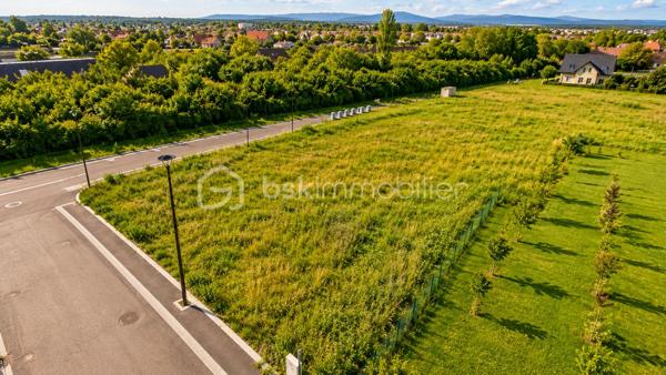 Découvrez ce beau terrain viabilisé de 6,46 ares situé à Houssen, dans un nouveau lotissement à taille humaine, offrant un environnement calme et agréable.

Idéalement situé à seulement 5 minutes de Colmar, ce terrain bénéficie d’un emplacement recherché, alliant tranquillité de la campagne et proximité immédiate de toutes les commodités : commerces, écoles, axes routiers et services.

Les atouts du bien :
✔ Terrain viabilisé
✔ Nouveau lotissement récent
✔ Environnement calme et résidentiel
✔ À 5 minutes de Colmar
✔ Proche de toutes commodités
✔ Cadre idéal pour concrétiser votre projet de construction

Une belle opportunité pour construire votre future maison dans un secteur prisé.

Pour plus d’informations ou organiser une visite, contactez-moi dès maintenant.