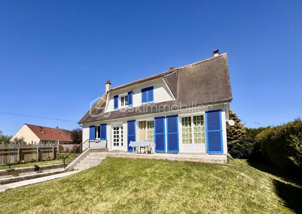 Francis bricout BSK immobilier vous propose à la vente ce beau pavillon des années 70, située à quelques enjambées d'Estrées saint Denis.
Sa pompe à chaleur et son ballon thermodynamique en fait une valeur sure pour vos futures factures de chauffage.
Il se compose d’une entée avec un couloir desservant une cuisine équipée et aménagée, un double séjour très lumineux avec cheminée insert, deux belles chambres, une salle de bain et un WC indépendant.
A l'étage une belle chambre et un grand grenier aménageable en deux chambres et une salle d'eau-WC.
Au sous-sol un grand garage, deux pièces dont une grande et une chaufferie 
Le tout sur 1174 m² de terrain clos.
Maison en retrait de rue avec la possibilité de garer 4 voitures dans l’allée.
Rouvillers est une commune située à 69 km au nord de Paris, 38 km à l'est de Beauvais, 16 km à l'ouest de Compiègne et à 54 km au sud d'Amiens.
L'aéroport de Beauvais-Tillé se trouve à 36 km à l'ouest[] et l'aéroport de Paris-Charles-de-Gaulle se situe à 50 km au sud[]. 
Votre agent commercial BSK Immobilier, Francis BRICOUT (EI) inscrit au RCS de COMPIEGNE (60) n° 909 770 273.