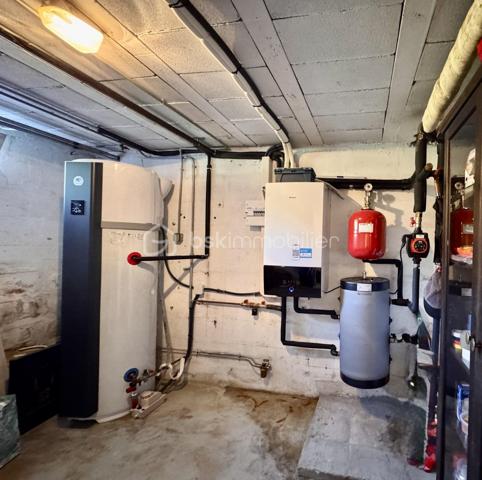 Francis bricout BSK immobilier vous propose à la vente ce beau pavillon des années 70, située à quelques enjambées d'Estrées saint Denis.
Sa pompe à chaleur et son ballon thermodynamique en fait une valeur sure pour vos futures factures de chauffage.
Il se compose d’une entée avec un couloir desservant une cuisine équipée et aménagée, un double séjour très lumineux avec cheminée insert, deux belles chambres, une salle de bain et un WC indépendant.
A l'étage une belle chambre et un grand grenier aménageable en deux chambres et une salle d'eau-WC.
Au sous-sol un grand garage, deux pièces dont une grande et une chaufferie 
Le tout sur 1174 m² de terrain clos.
Maison en retrait de rue avec la possibilité de garer 4 voitures dans l’allée.
Rouvillers est une commune située à 69 km au nord de Paris, 38 km à l'est de Beauvais, 16 km à l'ouest de Compiègne et à 54 km au sud d'Amiens.
L'aéroport de Beauvais-Tillé se trouve à 36 km à l'ouest[] et l'aéroport de Paris-Charles-de-Gaulle se situe à 50 km au sud[]. 
Votre agent commercial BSK Immobilier, Francis BRICOUT (EI) inscrit au RCS de COMPIEGNE (60) n° 909 770 273.
