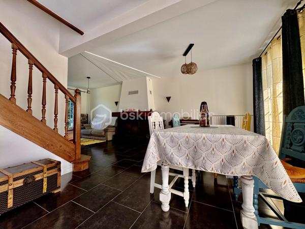 Francis bricout BSK immobilier vous propose à la vente ce beau pavillon des années 70, située à quelques enjambées d'Estrées saint Denis.
Sa pompe à chaleur et son ballon thermodynamique en fait une valeur sure pour vos futures factures de chauffage.
Il se compose d’une entée avec un couloir desservant une cuisine équipée et aménagée, un double séjour très lumineux avec cheminée insert, deux belles chambres, une salle de bain et un WC indépendant.
A l'étage une belle chambre et un grand grenier aménageable en deux chambres et une salle d'eau-WC.
Au sous-sol un grand garage, deux pièces dont une grande et une chaufferie 
Le tout sur 1174 m² de terrain clos.
Maison en retrait de rue avec la possibilité de garer 4 voitures dans l’allée.
Rouvillers est une commune située à 69 km au nord de Paris, 38 km à l'est de Beauvais, 16 km à l'ouest de Compiègne et à 54 km au sud d'Amiens.
L'aéroport de Beauvais-Tillé se trouve à 36 km à l'ouest[] et l'aéroport de Paris-Charles-de-Gaulle se situe à 50 km au sud[]. 
Votre agent commercial BSK Immobilier, Francis BRICOUT (EI) inscrit au RCS de COMPIEGNE (60) n° 909 770 273.