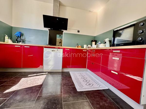 Francis bricout BSK immobilier vous propose à la vente ce beau pavillon des années 70, située à quelques enjambées d'Estrées saint Denis.
Sa pompe à chaleur et son ballon thermodynamique en fait une valeur sure pour vos futures factures de chauffage.
Il se compose d’une entée avec un couloir desservant une cuisine équipée et aménagée, un double séjour très lumineux avec cheminée insert, deux belles chambres, une salle de bain et un WC indépendant.
A l'étage une belle chambre et un grand grenier aménageable en deux chambres et une salle d'eau-WC.
Au sous-sol un grand garage, deux pièces dont une grande et une chaufferie 
Le tout sur 1174 m² de terrain clos.
Maison en retrait de rue avec la possibilité de garer 4 voitures dans l’allée.
Rouvillers est une commune située à 69 km au nord de Paris, 38 km à l'est de Beauvais, 16 km à l'ouest de Compiègne et à 54 km au sud d'Amiens.
L'aéroport de Beauvais-Tillé se trouve à 36 km à l'ouest[] et l'aéroport de Paris-Charles-de-Gaulle se situe à 50 km au sud[]. 
Votre agent commercial BSK Immobilier, Francis BRICOUT (EI) inscrit au RCS de COMPIEGNE (60) n° 909 770 273.