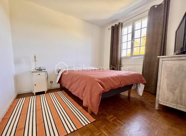 Francis bricout BSK immobilier vous propose à la vente ce beau pavillon des années 70, située à quelques enjambées d'Estrées saint Denis.
Sa pompe à chaleur et son ballon thermodynamique en fait une valeur sure pour vos futures factures de chauffage.
Il se compose d’une entée avec un couloir desservant une cuisine équipée et aménagée, un double séjour très lumineux avec cheminée insert, deux belles chambres, une salle de bain et un WC indépendant.
A l'étage une belle chambre et un grand grenier aménageable en deux chambres et une salle d'eau-WC.
Au sous-sol un grand garage, deux pièces dont une grande et une chaufferie 
Le tout sur 1174 m² de terrain clos.
Maison en retrait de rue avec la possibilité de garer 4 voitures dans l’allée.
Rouvillers est une commune située à 69 km au nord de Paris, 38 km à l'est de Beauvais, 16 km à l'ouest de Compiègne et à 54 km au sud d'Amiens.
L'aéroport de Beauvais-Tillé se trouve à 36 km à l'ouest[] et l'aéroport de Paris-Charles-de-Gaulle se situe à 50 km au sud[]. 
Votre agent commercial BSK Immobilier, Francis BRICOUT (EI) inscrit au RCS de COMPIEGNE (60) n° 909 770 273.