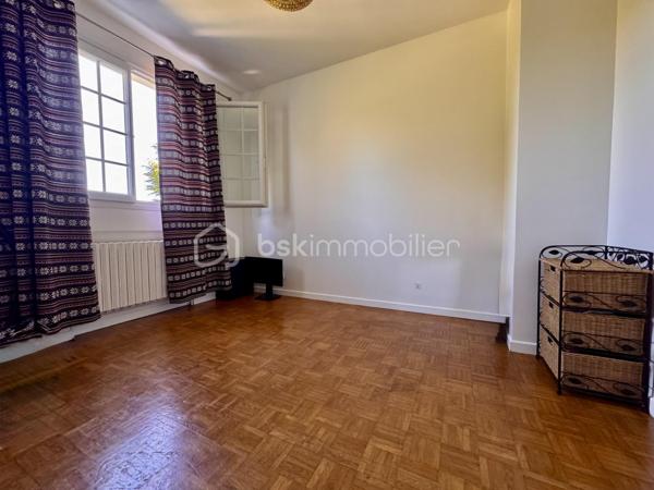 Francis bricout BSK immobilier vous propose à la vente ce beau pavillon des années 70, située à quelques enjambées d'Estrées saint Denis.
Sa pompe à chaleur et son ballon thermodynamique en fait une valeur sure pour vos futures factures de chauffage.
Il se compose d’une entée avec un couloir desservant une cuisine équipée et aménagée, un double séjour très lumineux avec cheminée insert, deux belles chambres, une salle de bain et un WC indépendant.
A l'étage une belle chambre et un grand grenier aménageable en deux chambres et une salle d'eau-WC.
Au sous-sol un grand garage, deux pièces dont une grande et une chaufferie 
Le tout sur 1174 m² de terrain clos.
Maison en retrait de rue avec la possibilité de garer 4 voitures dans l’allée.
Rouvillers est une commune située à 69 km au nord de Paris, 38 km à l'est de Beauvais, 16 km à l'ouest de Compiègne et à 54 km au sud d'Amiens.
L'aéroport de Beauvais-Tillé se trouve à 36 km à l'ouest[] et l'aéroport de Paris-Charles-de-Gaulle se situe à 50 km au sud[]. 
Votre agent commercial BSK Immobilier, Francis BRICOUT (EI) inscrit au RCS de COMPIEGNE (60) n° 909 770 273.