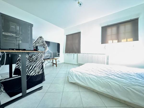 Francis bricout BSK immobilier vous propose à la vente ce beau pavillon des années 70, située à quelques enjambées d'Estrées saint Denis.
Sa pompe à chaleur et son ballon thermodynamique en fait une valeur sure pour vos futures factures de chauffage.
Il se compose d’une entée avec un couloir desservant une cuisine équipée et aménagée, un double séjour très lumineux avec cheminée insert, deux belles chambres, une salle de bain et un WC indépendant.
A l'étage une belle chambre et un grand grenier aménageable en deux chambres et une salle d'eau-WC.
Au sous-sol un grand garage, deux pièces dont une grande et une chaufferie 
Le tout sur 1174 m² de terrain clos.
Maison en retrait de rue avec la possibilité de garer 4 voitures dans l’allée.
Rouvillers est une commune située à 69 km au nord de Paris, 38 km à l'est de Beauvais, 16 km à l'ouest de Compiègne et à 54 km au sud d'Amiens.
L'aéroport de Beauvais-Tillé se trouve à 36 km à l'ouest[] et l'aéroport de Paris-Charles-de-Gaulle se situe à 50 km au sud[]. 
Votre agent commercial BSK Immobilier, Francis BRICOUT (EI) inscrit au RCS de COMPIEGNE (60) n° 909 770 273.