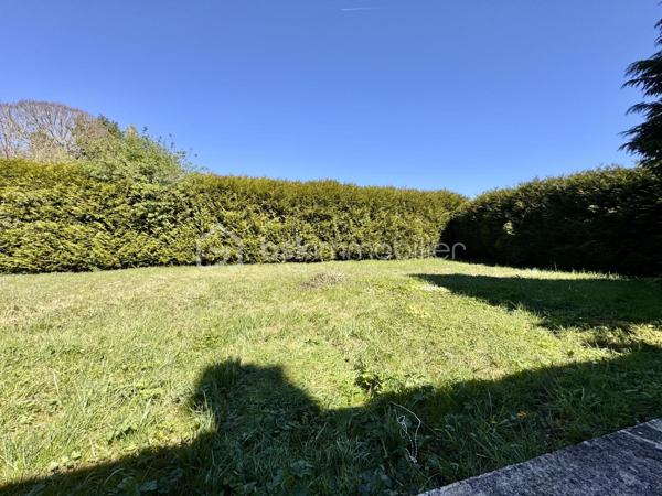 Francis bricout BSK immobilier vous propose à la vente ce beau pavillon des années 70, située à quelques enjambées d'Estrées saint Denis.
Sa pompe à chaleur et son ballon thermodynamique en fait une valeur sure pour vos futures factures de chauffage.
Il se compose d’une entée avec un couloir desservant une cuisine équipée et aménagée, un double séjour très lumineux avec cheminée insert, deux belles chambres, une salle de bain et un WC indépendant.
A l'étage une belle chambre et un grand grenier aménageable en deux chambres et une salle d'eau-WC.
Au sous-sol un grand garage, deux pièces dont une grande et une chaufferie 
Le tout sur 1174 m² de terrain clos.
Maison en retrait de rue avec la possibilité de garer 4 voitures dans l’allée.
Rouvillers est une commune située à 69 km au nord de Paris, 38 km à l'est de Beauvais, 16 km à l'ouest de Compiègne et à 54 km au sud d'Amiens.
L'aéroport de Beauvais-Tillé se trouve à 36 km à l'ouest[] et l'aéroport de Paris-Charles-de-Gaulle se situe à 50 km au sud[]. 
Votre agent commercial BSK Immobilier, Francis BRICOUT (EI) inscrit au RCS de COMPIEGNE (60) n° 909 770 273.