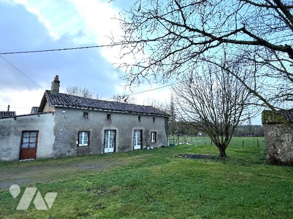 Maison à rénover entièrement dans un environnement calme, près de BRESSUIRE