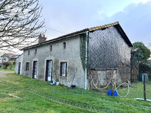 Maison à rénover entièrement dans un environnement calme, près de BRESSUIRE
